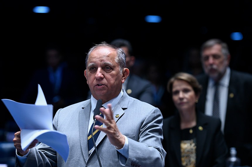 Em pronunciamento, à bancada, senador Izalci Lucas (PSDB-DF).