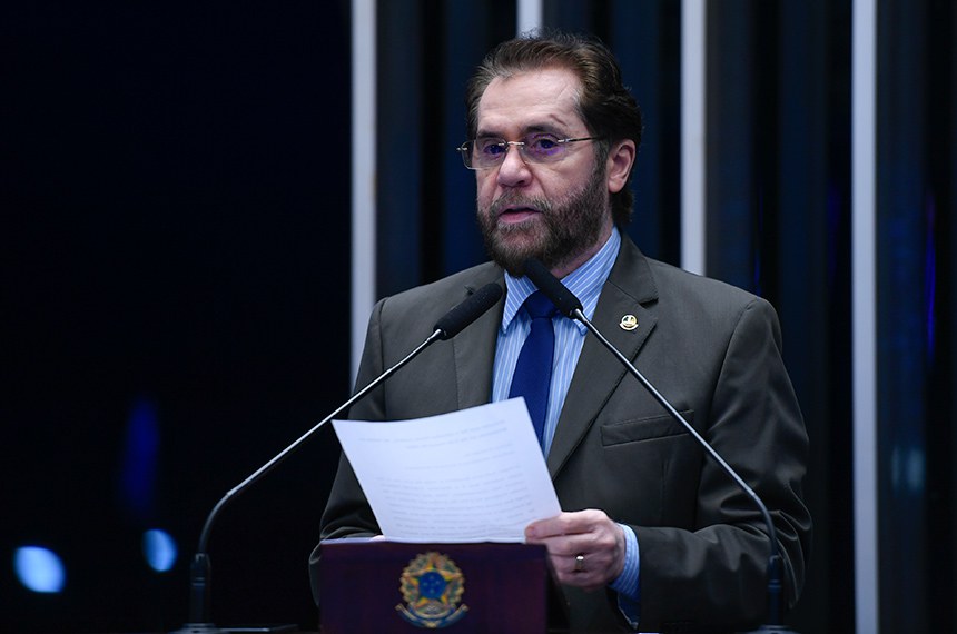 Em discurso, à tribuna, senador Plínio Valério (PSDB-AM). 