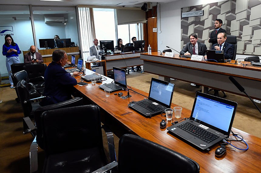 À bancada, em pronunciamento, senador Izalci Lucas (PSDB-DF).