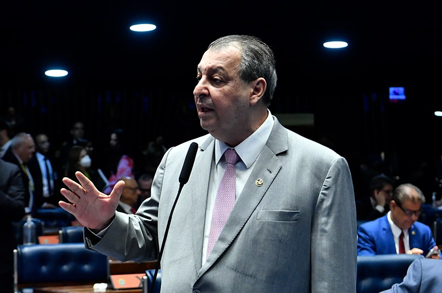 À bancada, em pronunciamento, senador Omar Aziz (PSD-AM). 