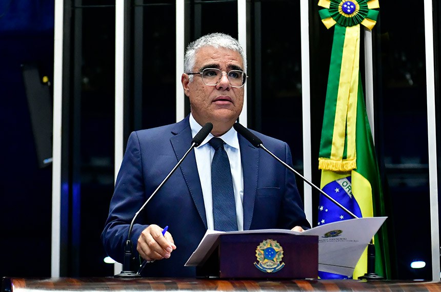 Em discurso, à tribuna, senador Eduardo Girão (Novo-CE). 