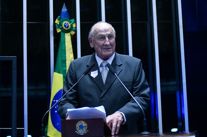 Em discurso à tribuna, presidente do Hospital Misericórdia Vila Itoupava em Santa Catarina, Hellmuth Danker.