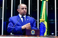 Izalci critica suspensão de auxílio-moradia a policiais e bombeiros do DF