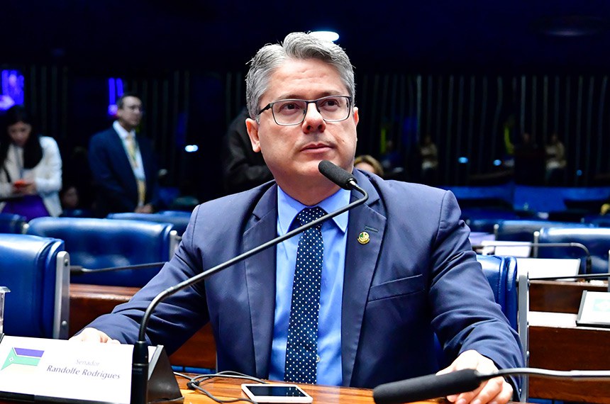 À bancada, em pronunciamento, senador Alessandro Vieira (PSDB-SE).