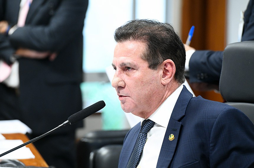 À mesa, presidente da CAE, senador Vanderlan Cardoso (PSD-GO), conduz reunião.