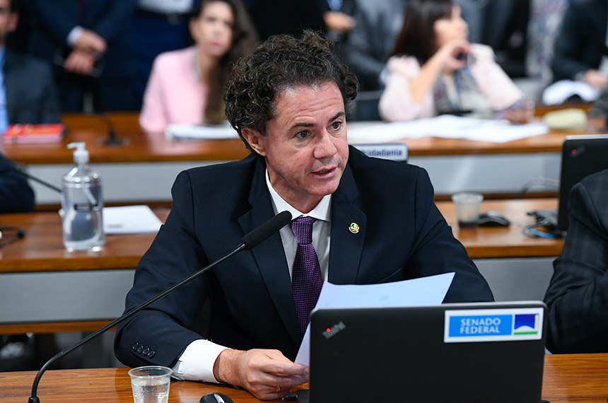 Em pronunciamento, à bancada, senador Veneziano Vital do Rêgo (MDB-PB).