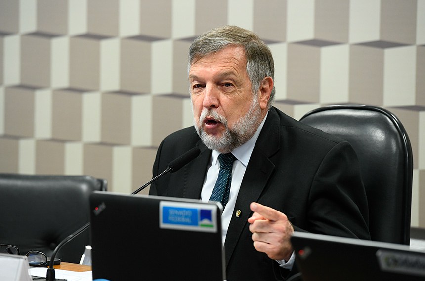À mesa, presidente da CE, senador Flávio Arns (PSB-PR) conduz sessão.