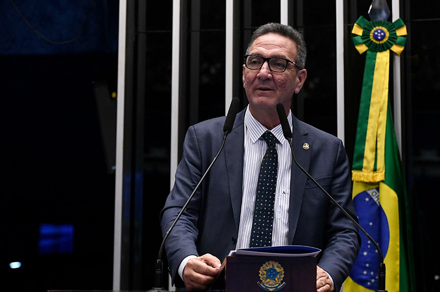 Em discurso, à tribuna, senador Lucas Barreto (PSD-AP).