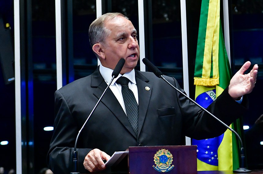 À tribuna, em discurso, senador Izalci Lucas (PSDB-DF). 