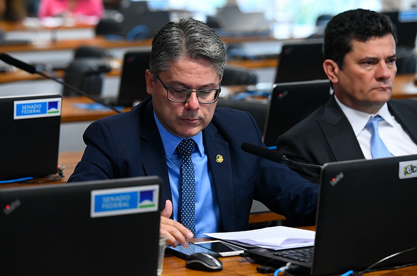 À bancada, senador Alessandro Vieira (PSDB-SE).