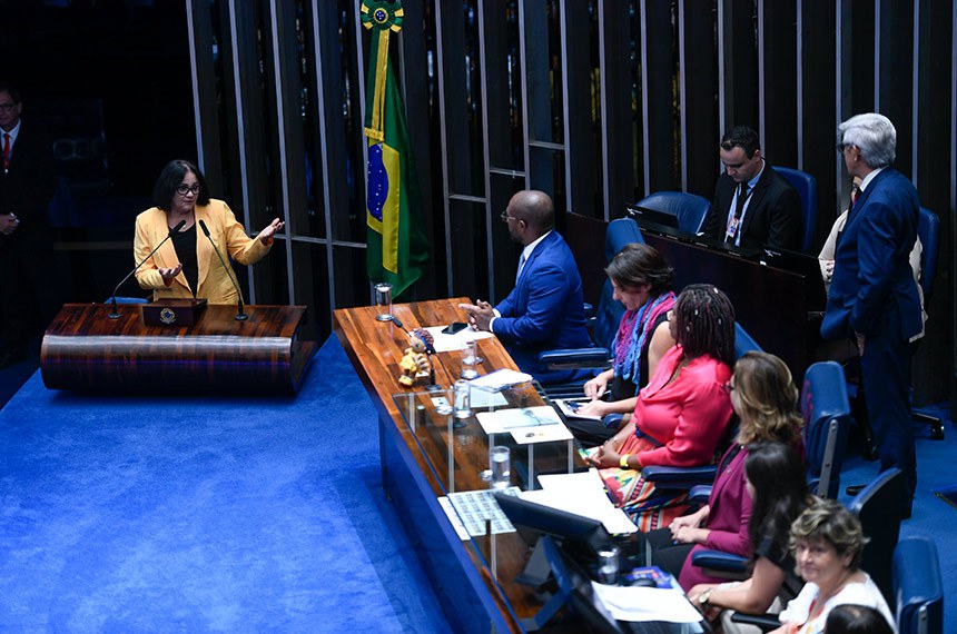 Mesa: 
juíz auxiliar da Presidência do Conselho Nacional de Justiça (CNJ), Edinaldo César Santos Júnior; 
secretária Nacional dos Direitos da Pessoa com Deficiência do Ministério dos Direitos Humanos e da Cidadania (MDH), Anna Paula Feminella; 
representante adjunta da ONU Mulheres Brasil, Ana Carolina Querino; 
procuradora especial da Mulher do Senado Federal e requerente desta sessão, senadora Leila Barros (PDT-DF);
gestora do Núcleo de Apoio à Mesa e de Atendimento a Parlamentares (Namap) da Secretaria Geral da Mesa (SGM), Paula Costa Póvoa Dantas Cobra; 
juíza auxiliar da Presidência do Conselho Nacional de Justiça (CNJ), desembargadora Carmen Gonzales;
coordenadora-geral da Secretaria Executiva da Rede Nacional Primeira Infância (RNPI), Solidade Menezes.