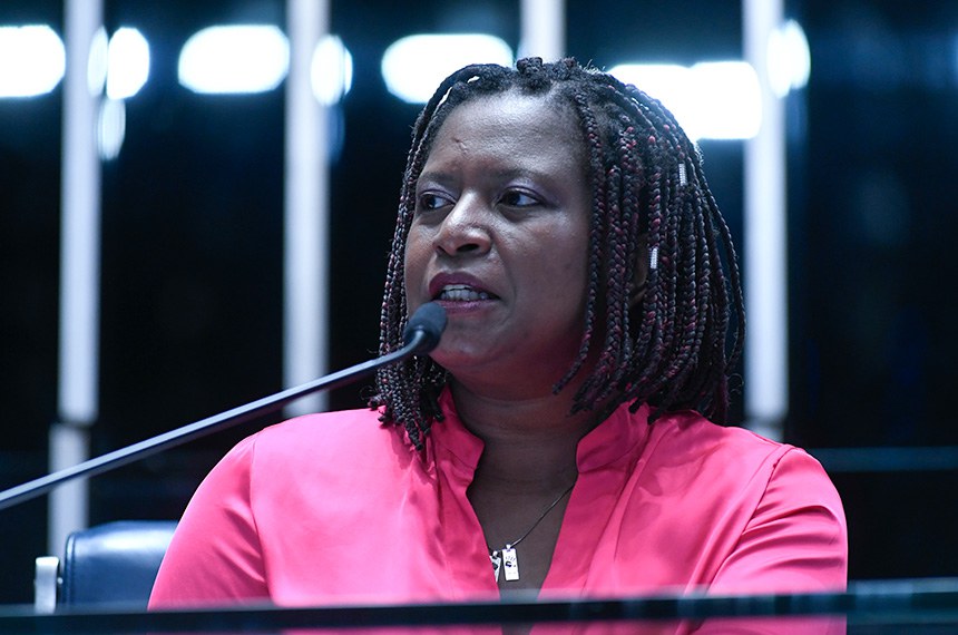à mesa, em pronunciamento, representante adjunta da ONU Mulheres Brasil, Ana Carolina Querino.