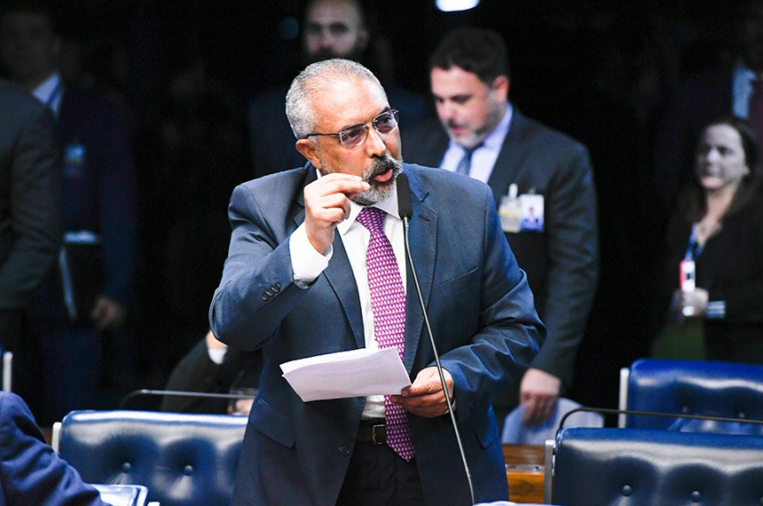 Em pronunciamento, à bancada, senador Paulo Paim (PT-RS).