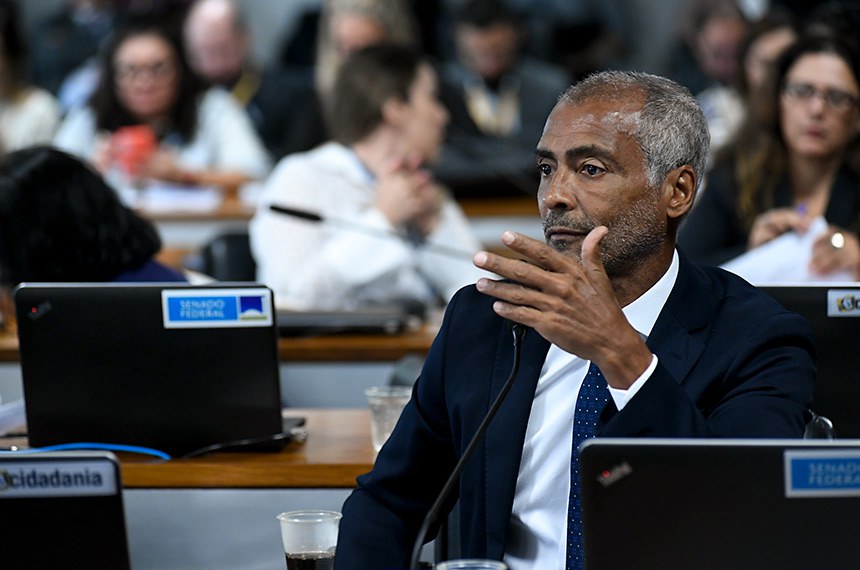 Em pronunciamento, à bancada, senador Romário (PL-RJ).