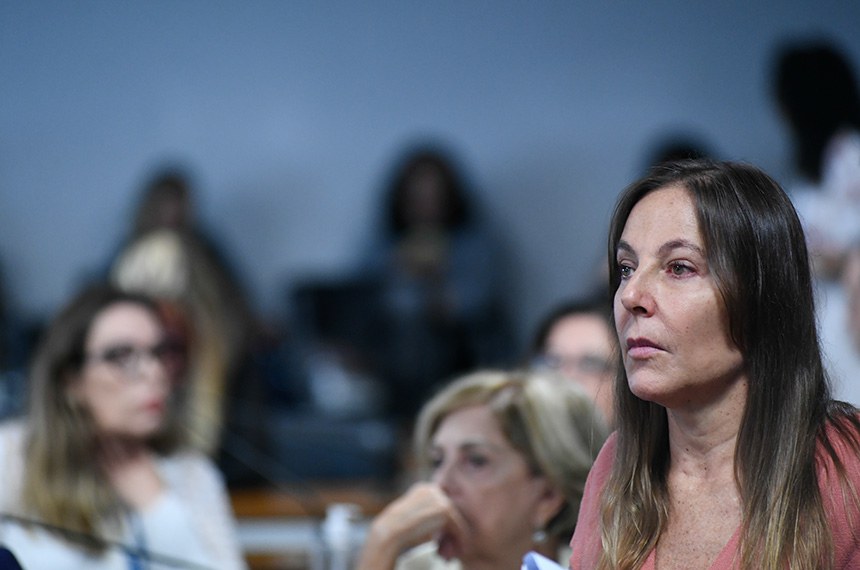 Em foco, à bancada, senadora Mara Gabrilli (PSD-SP).