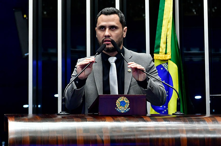 À tribuna, em discurso, senador Cleitinho (Republicanos-MG).