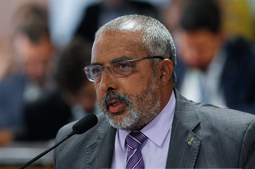 À tribuna, em discurso, senador Paulo Paim (PT-RS).