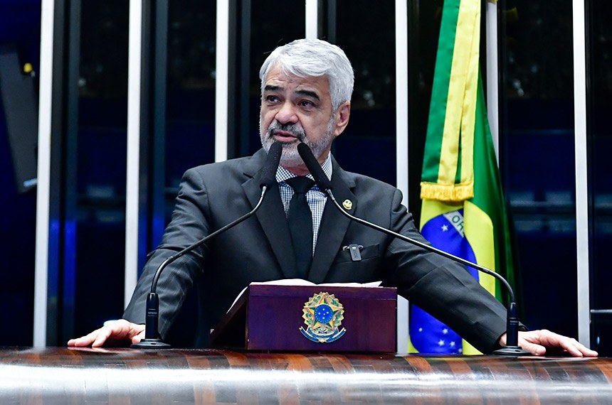 À tribuna, em discurso, senador Humberto Costa (PT-PE).