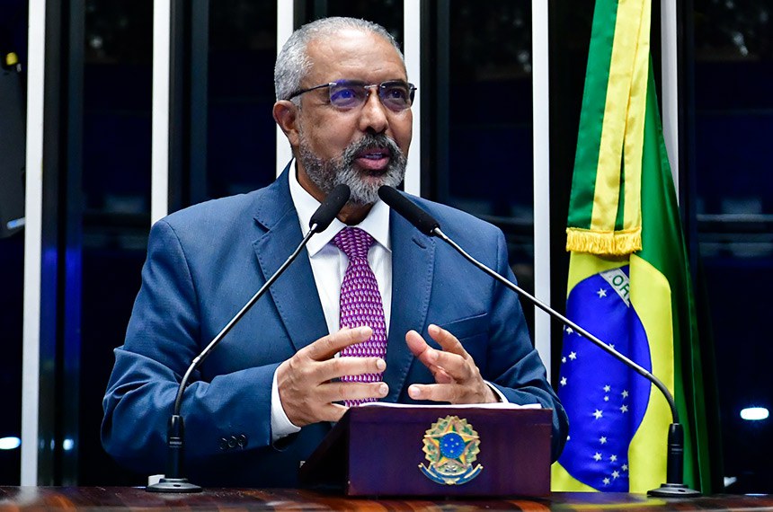 À tribuna, em discurso, senador Paulo Paim (PT-RS).  
