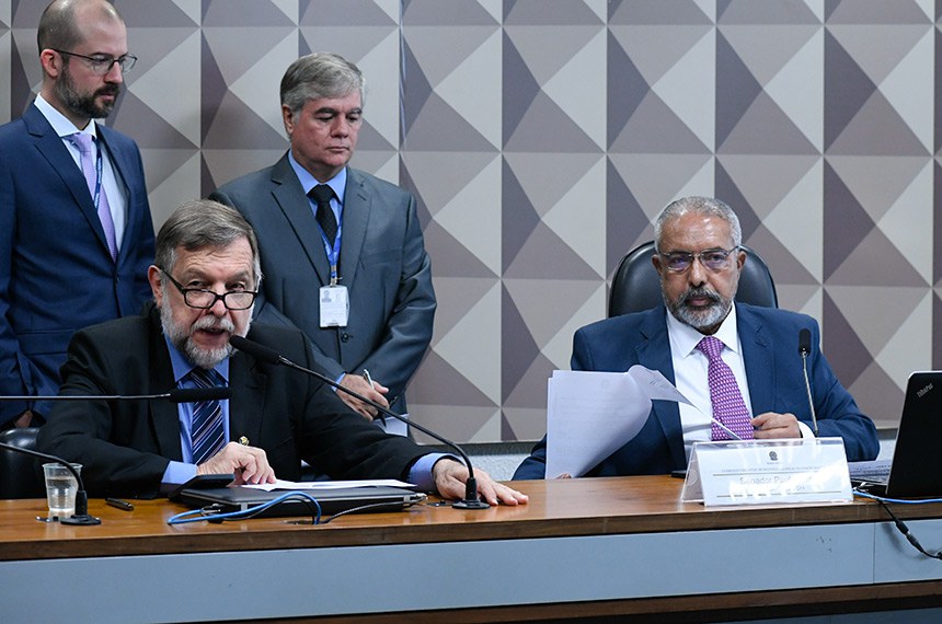 Mesa: 
senador Flávio Arns (PSB-PR); 
presidente da CDH, senador Paulo Paim (PT-RS).