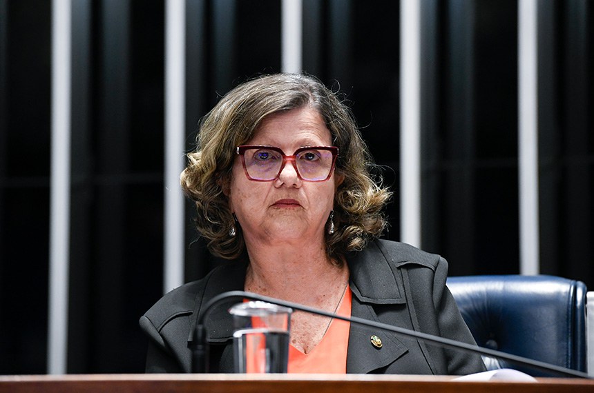À mesa, senadora Teresa Leitão (PT-PE).