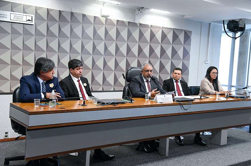 Convidados: 
presidente da Associação Latino-Americana de Juízes do Trabalho (ALJT), Hugo Cavalcanti Melo Filho; 
membro do Movimento da Advocacia trabalhista independente, Marthius Sávio Cavalcante Lobato; 
diretor de Assuntos Legislativos da Associação Nacional dos Magistrados da Justiça do Trabalho (Anamatra), Valter Souza Pugliesi; 
especialista em Direito do Trabalho, Sari Yoko Ishii; 
diretor de Assuntos Jurídicos da Associação Nacional dos Magistrados da Justiça do Trabalho (Anamatra), Marco Aurélio Marsiglia Trevisso; 
representante do Sindicato Nacional dos Auditores Fiscais do Trabalho (Sinait), Alex Myller Duarte Lima; 
diretor da Associação Nacional dos Procuradores do Trabalho (ANPT), Antônio Oliveira Lima; 
desembargadora aposentada da justiça do trabalho e pesquisadora no Centro de Estudos Sindicais e de Economia do Trabalho (Cesit) da Universidade Estadual de Campinas (Unicamp), Magda Biavacshi; 
economista, professora e pesquisadora no Centro de Estudos Sindicais e de Economia do Trabalho (Cesit) da Universidade Estadual de Campinas (Unicamp), Marilane Teixeira.