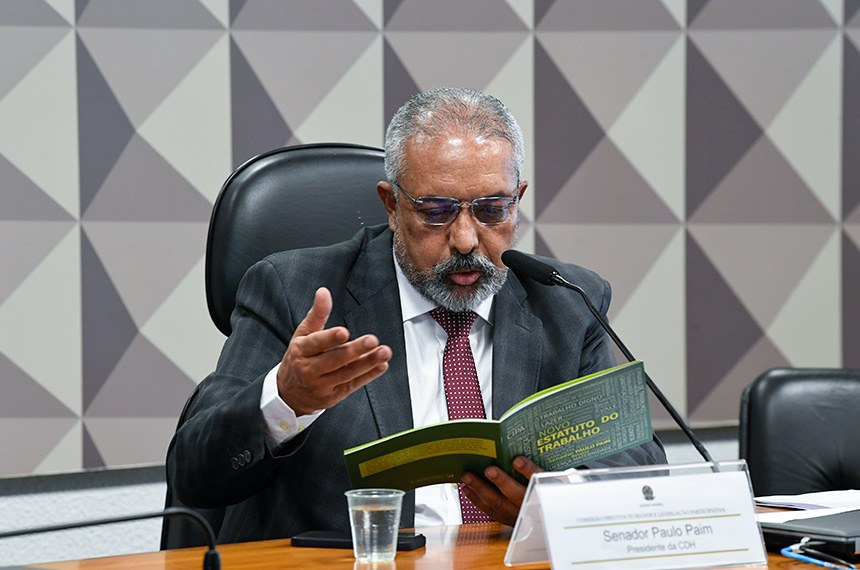 À mesa, presidente da CDH, senador Paulo Paim (PT-RS), conduz audiência.