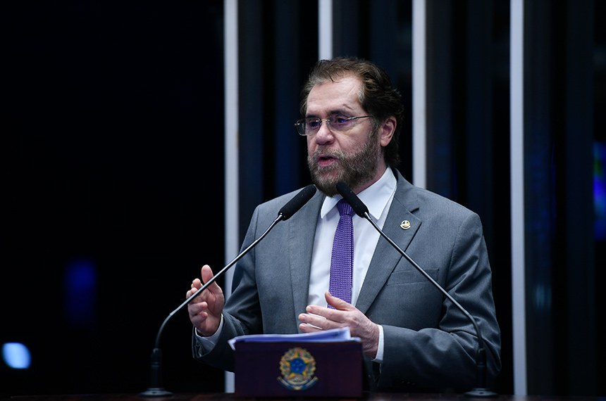 Em discurso, à tribuna, senador Plínio Valério (PSDB-AM).