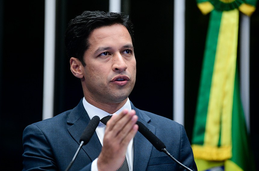 Em discurso, à tribuna, senador Rodrigo Cunha (União-AL).