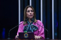 Soraya Thronicke presta homenagem a Major Olímpio