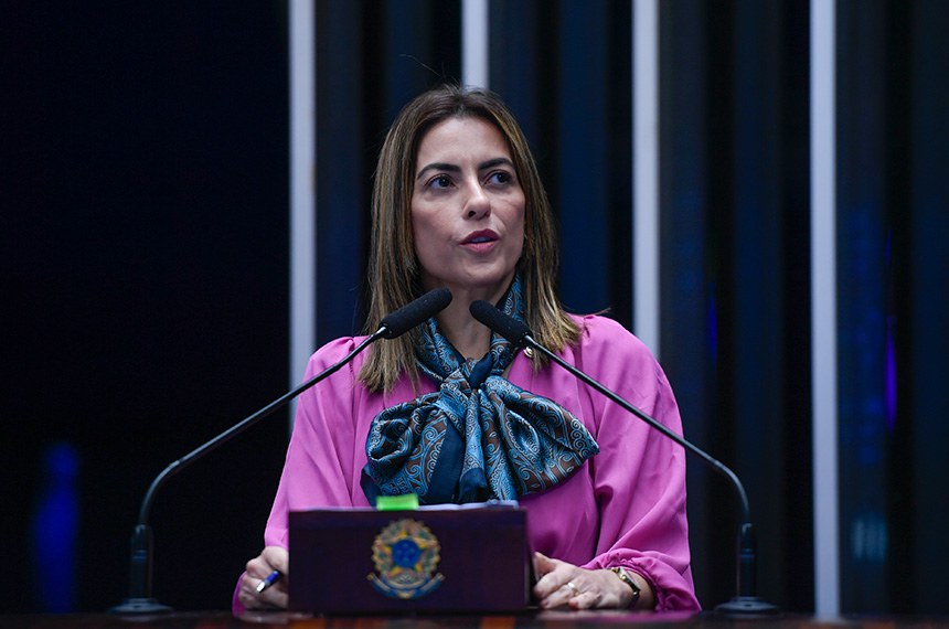 À tribuna, em discurso, senadora Soraya Thronicke (União-MS). 