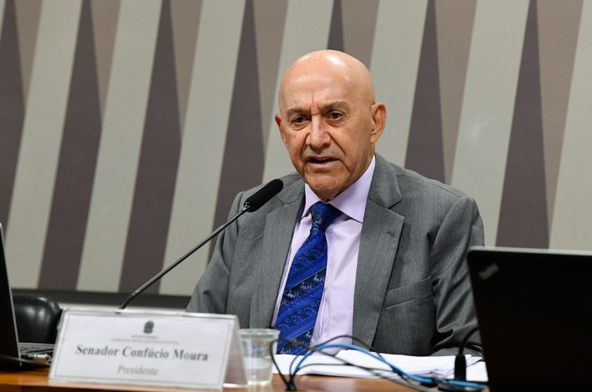 À mesa, presidente da CI, senador Confúcio Moura (MDB-RO), conduz reunião.