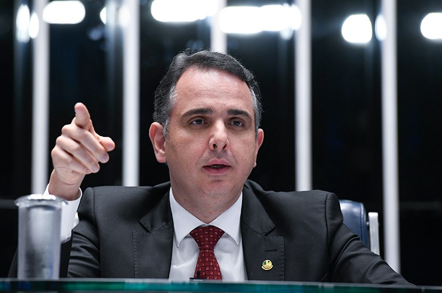 À mesa, presidente do Senado Federal, senador Rodrigo Pacheco (PSD-MG), conduz sessão.