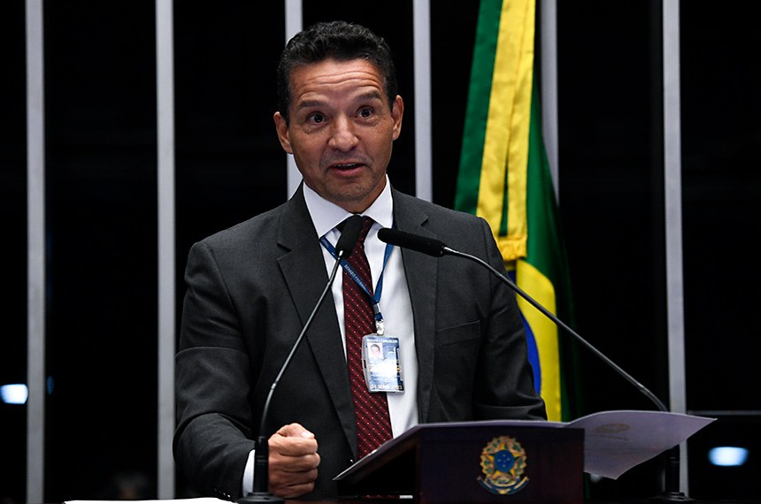 Em discurso, à tribuna, secretário-geral adjunto da Mesa do Senado Federal, José Roberto Leite de Matos.