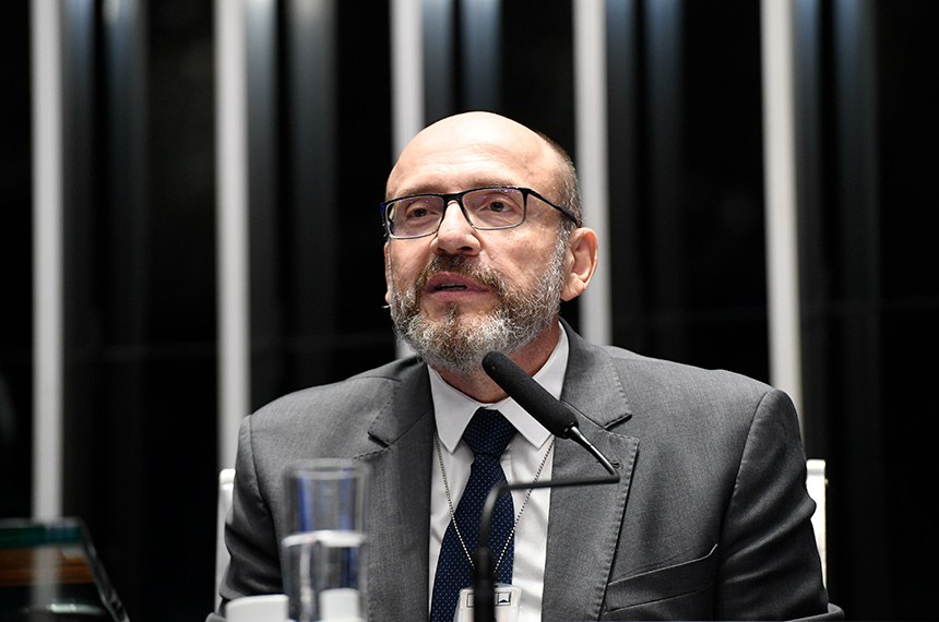 À mesa, em pronunciamento, diretor-executivo de Gestão do Senado Federal, Márcio Tancredi.