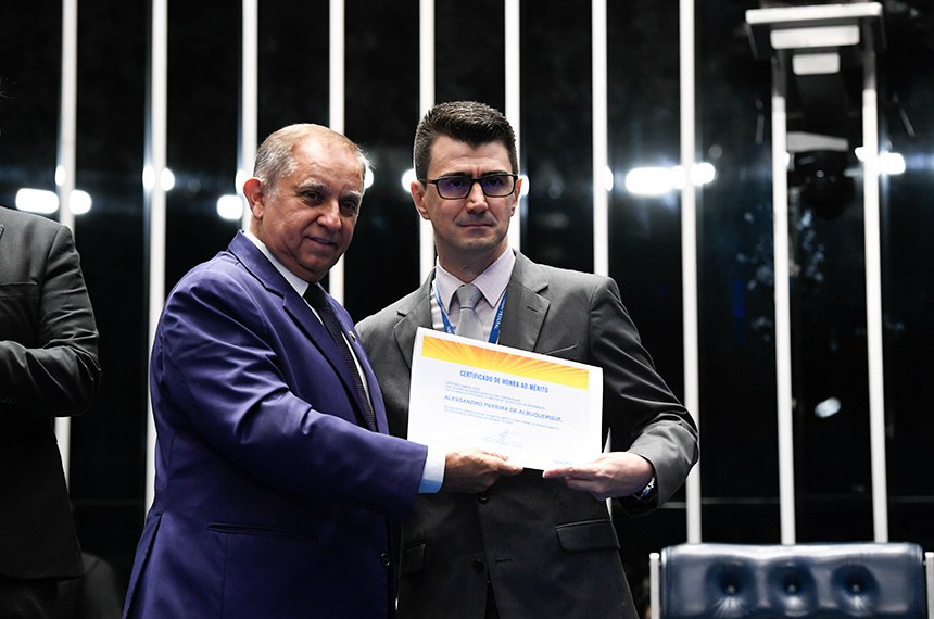 Diretor do Prodasen, Alessandro Pereira de Albuquerque, recebe certificado, como reconhecimento dos relevantes serviços prestados ao Senado. 