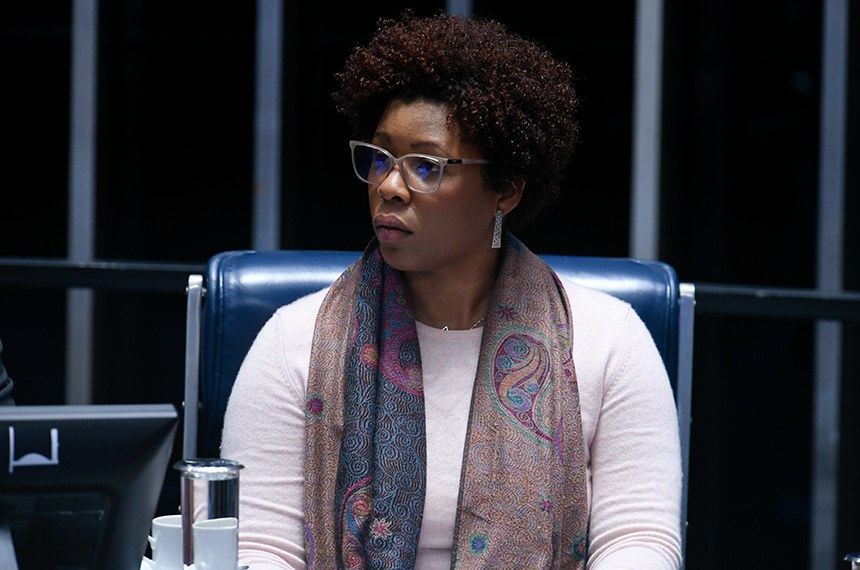 Mesa: 
secretária executiva do Ministério da Igualdade Racial, Roberta Eugênia.