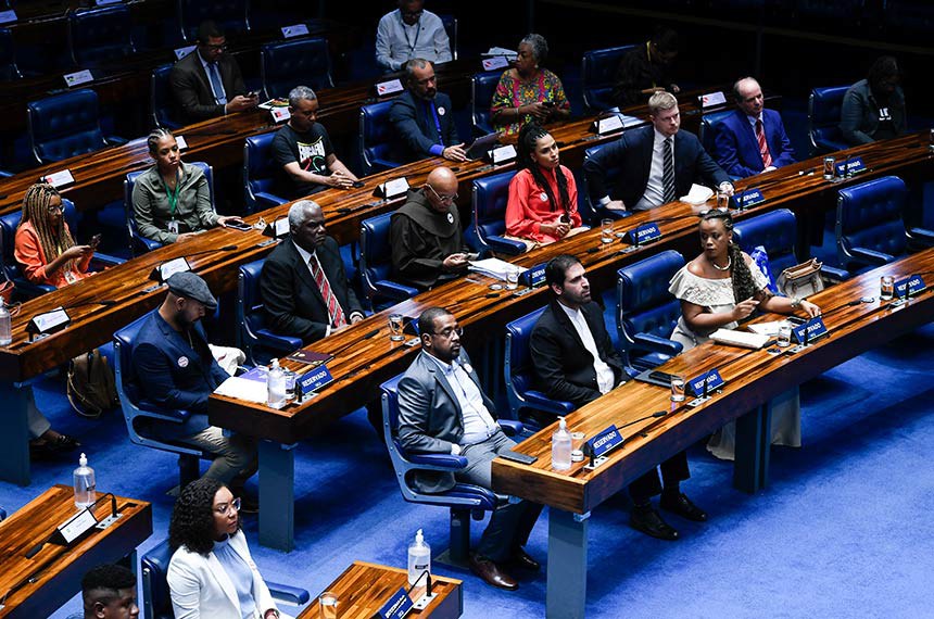 Da bancada, parlamentares e convidados acompanham sessão.