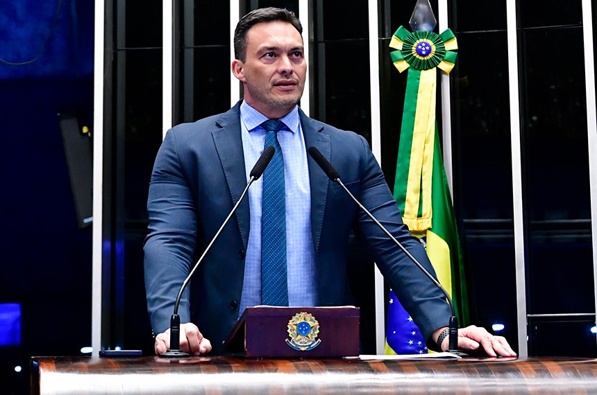 À tribuna, em discurso, senador Styvenson Valentim (Podemos-RN). 