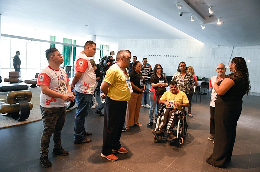 Alunos da Associação Pestalozzi de Brasília lancham durante visitação.