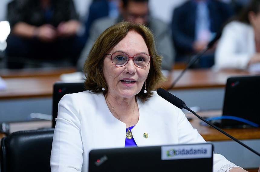 Em pronunciamento, à bancada, senadora Zenaide Maia (PSD-RN).