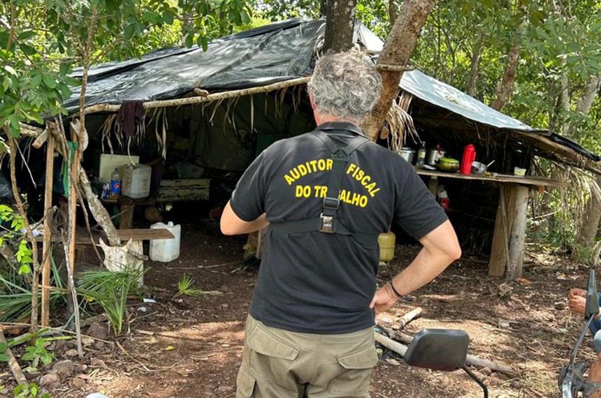 Alojados em dois barracos de lona, o grupo de trabalhadores realizavam atividades de extração, sendo 3 deles contratados pelo preposto de um comprador e o outro trabalhador pelo proprietário da fazenda através de um “gato”. Os barracos foram construídos pelos próprios trabalhadores, a mando dos encarregados pelo serviço, com estrutura de pau retirada da mata, cobertos por lona plástica. O piso era de chão batido, não havia energia elétrica e os trabalhadores dormiam em redes ou colchão em cima de tarimba. No acampamento onde os trabalhadores foram encontrados não havia banheiros, o que os obrigava a fazer suas necessidades fisiológicas no mato. A água para beber vinha de uma cacimba que eles mesmo abriram e a água para tomar banho e cozinhar vinha de uma represa próxima. As duas fontes forneciam água barrenta, imprópria para o consumo.