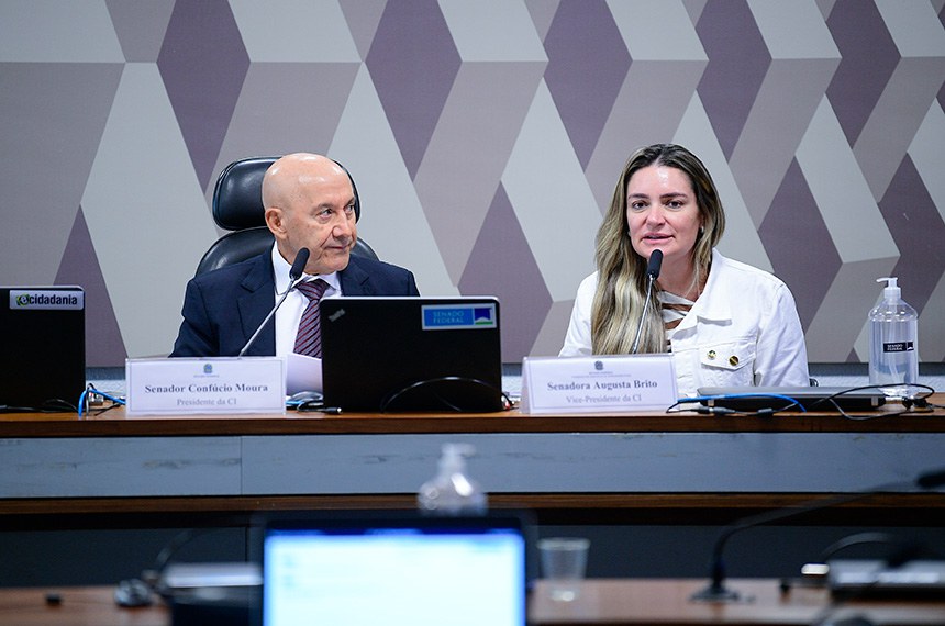 À mesa:
presidente da CI, senador Confúcio Moura (MDB-RO), conduz reunião;
vice-pesidente da CI, senadora Augusta Brito (PT-CE).