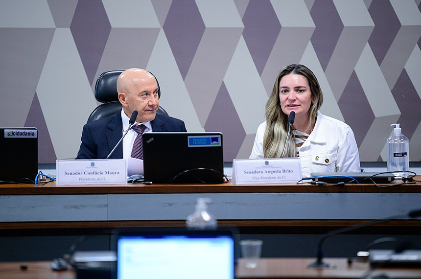 À mesa:
presidente da CI, senador Confúcio Moura (MDB-RO), conduz reunião;
vice-pesidente da CI, senadora Augusta Brito (PT-CE).