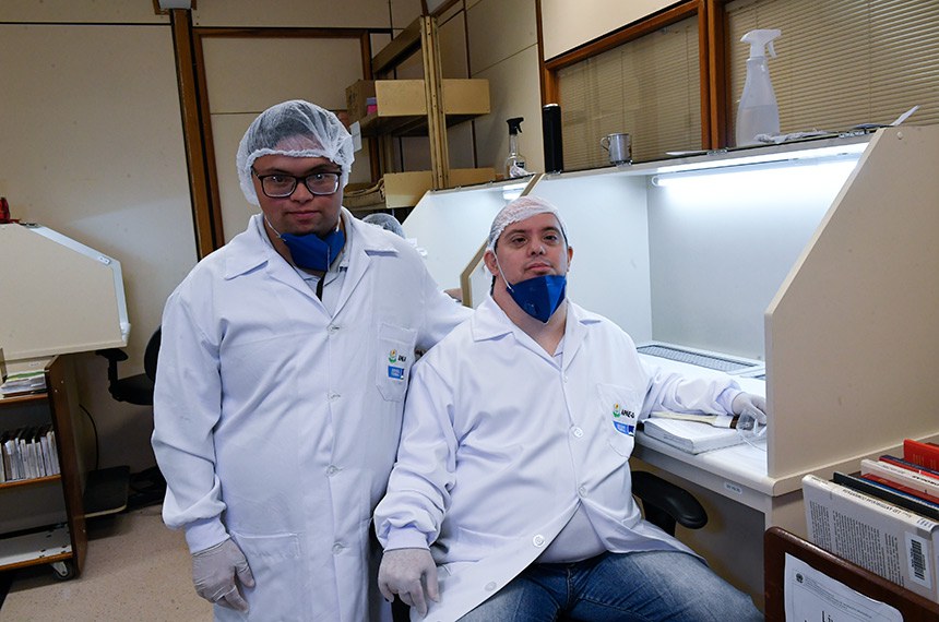 Participam:
auxiliar de higienização, Adriano Abreu Guimarães;
auxiliar de higienização, Filipe Reis de Abreu.