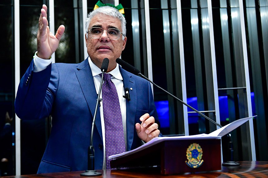 À tribuna, em discurso, senador Eduardo Girão (Novo-CE). 