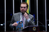 Plínio Valério defende autonomia do Banco Central e critica governo