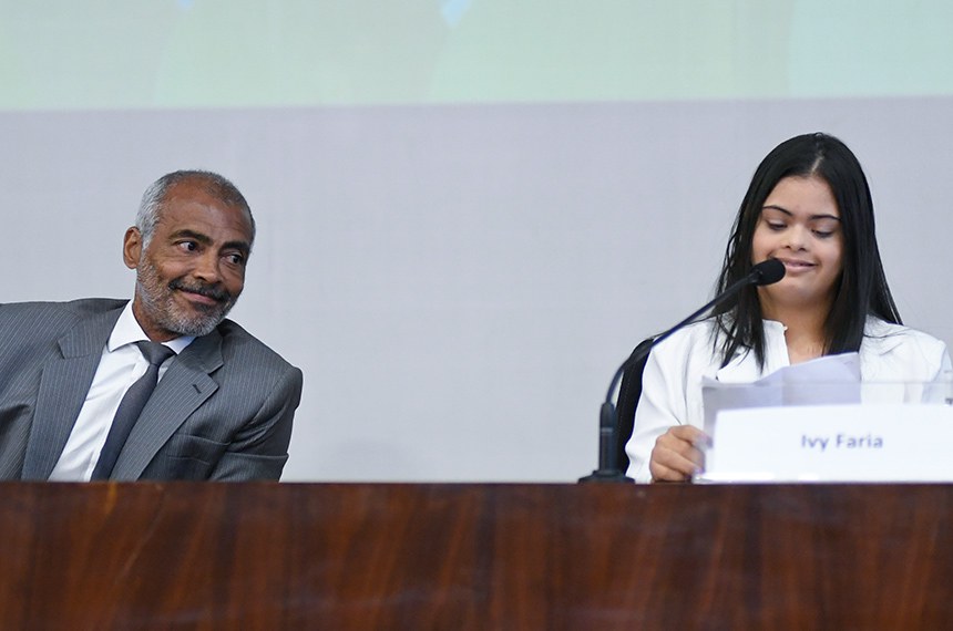 Mesa:
senador Romário (PL-RJ);
Ivy Faria (filha do senador Romário).