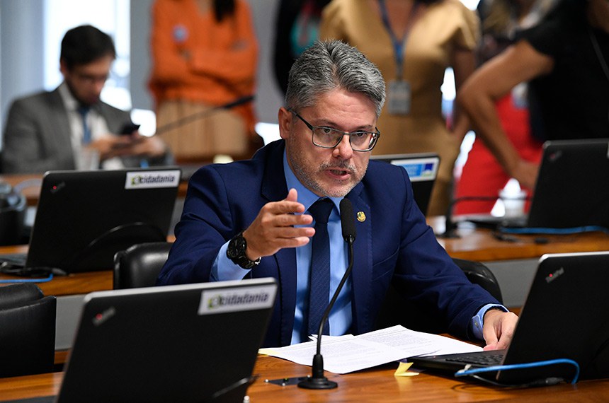 À bancada, discursa  o senador Alessandro Vieira (PSDB-SE).