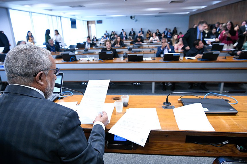 À mesa, presidente da CDH, senador Paulo Paim (PT-RS) conduz sessão.